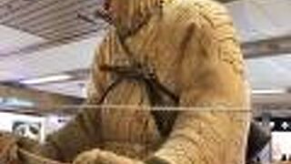 矢をくわえている