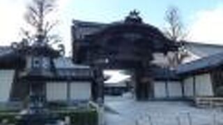 御影堂門は、木造建築楼門で日本一の高さを誇る建築