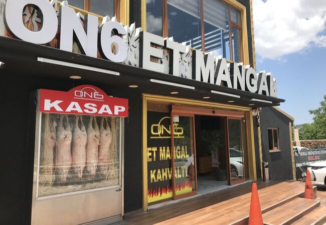 お店の入口で肉を選ぶ