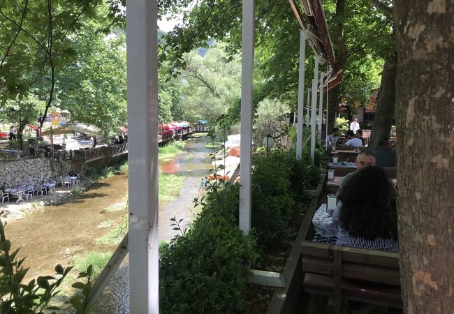 川のすぐそばにテーブルを置いて