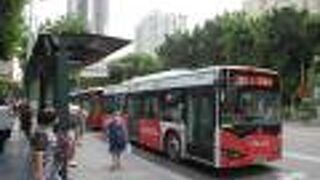 市内移動に便利で、街の雰囲気を車窓から楽しむことができます。