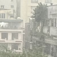 部屋の窓から、大雨です。でもすぐにやみます