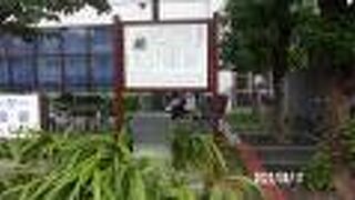 代表作南総里見八犬伝の冊子をのモニュメントがあります。