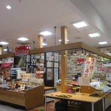 夕方だったので、お弁当などは結構売り切れていた