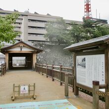 橋を渡ると県庁