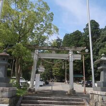 鳥居と駐車場