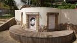 寿公園の一画に立派な顕彰碑があります