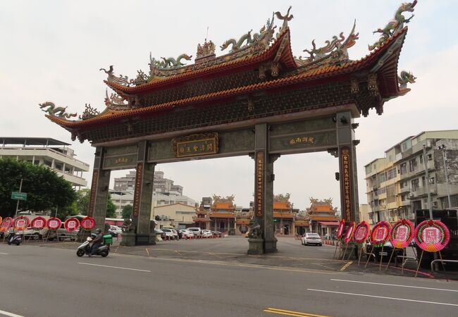 KRMT鳳山駅から500m、徒歩7分の所にある、山門が立派な寺院です。