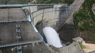 高齢になってもなんとか行ける黒部ダムは迫力満点