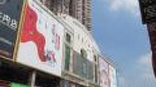 その巨大さの割にお客さんが少なく寂れた雰囲気が漂っていました。  