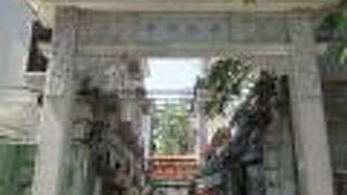 お寺は大規模な再建工事の真っ最中でした。