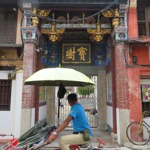 古い町並みを観光人力車も通るアルメニアン・ストリート