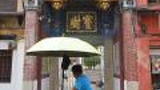 ストリート・アートのほか、古い町並み＆お土産屋さん巡りも楽しい道筋