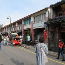 観光客なら必ず訪れる道の一つになっています