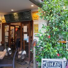 入口はこんな感じ。外に2つテーブルがありました