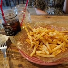 ポテトとドリンク。ドリンクはオシャレなグラスに入ってました