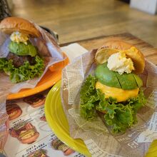 アボカドバーガーとアボカドチーズバーガー