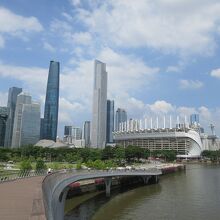 橋を渡って行くと、広州塔の対岸に見えた高層ビル群が間近に。