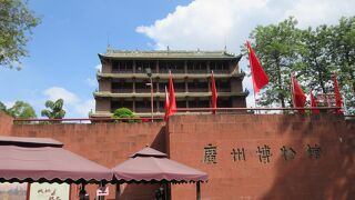 広州を代表する名所旧跡の一つですが、苦労して丘をあがった割にはごくありふれた楼閣でした。