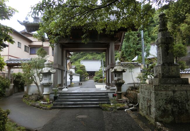 頼朝の最初の奥さんで、新垣由衣さんが演じていた八重の供養をするお堂があります。