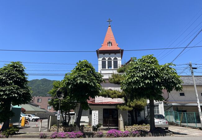 赤い尖塔が美しいゴシック建築