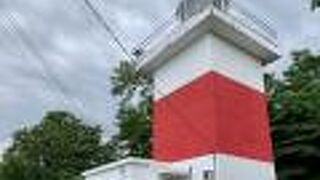 赤と白の四角い灯台