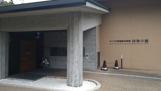 地階の展示スペースはオープン