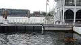 ぷかりさん橋は建物も含めて浮いているとのことですが、どうでしょうか。