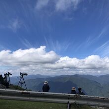 カメラマンたちと、綺麗な雲