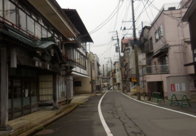昭和レトロの静かな温泉街