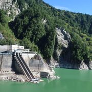 山奥の巨大ダムでできた湖