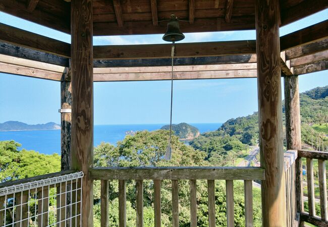 日向灘に浮かぶ大小の島々のある青い海を一望できる絶景の道の駅