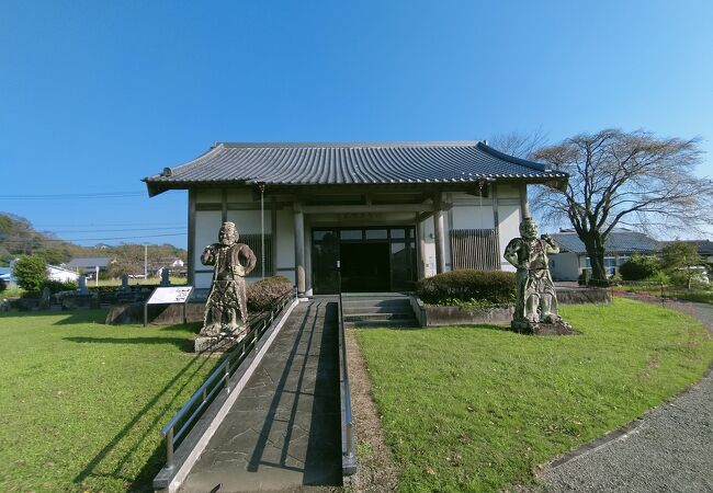 日向国分寺跡には住職だった木喰上人が彫ったとされる『五智如来像』の安置された「木喰五智館」だけありました