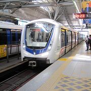 クアラルンプールは電車移動で観光できます。
