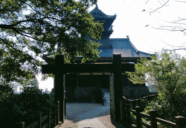 綾城は37年前に日本ではじめて造られた戦国初期の木造模擬天守