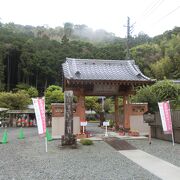 北条義時が創建した寺で、義時夫妻のお墓がありました。