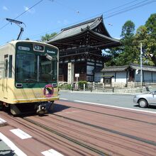 広隆寺様山門と嵐電