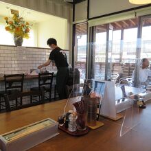 店内は清潔。テラス席もありました。