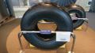 飛行機の実物のタイヤ展示が印象的