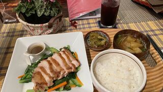 場所からして隠れ家的な店