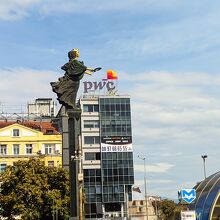 高い塔の上に建つ美しい像
