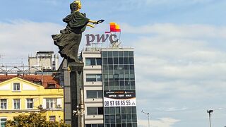 太陽の光を受けて、金色がとても眩しく綺麗な像