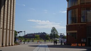 汽車道からナビオス横浜の「間」を通っての、赤レンガ倉庫の景色がお気に入りです