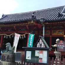 美しい社殿が彩を与えてくれます