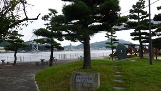 関門橋を間近に望むフォトジェニックな公園