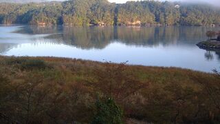 渓谷を巡る遊覧船から湖畔の奇岩や絶壁が観覧できます。