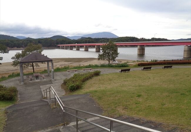 つなぎ温泉の前にある人造湖と像