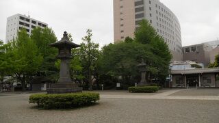 門も立派な綺麗な公園