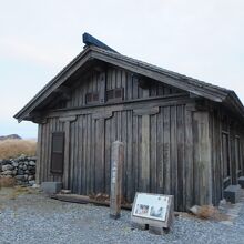 室堂山荘のすぐ横にある立山室堂です。