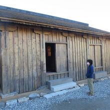 内部に入る扉は開放してあるので内部は自由に見学できます。